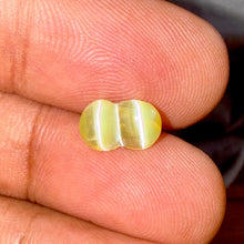 Twin Chrysoberyl Cat’s Eye 2.18 carat showing double cabochon with two sharp silver rays in daylight